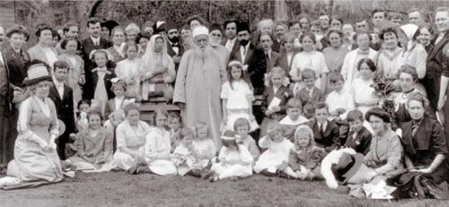 ‘Abdu’l-Bahá shown here (at center) with Bahá’ís at Lincoln Park, Chicago, Illinois, USA, in 1912.
